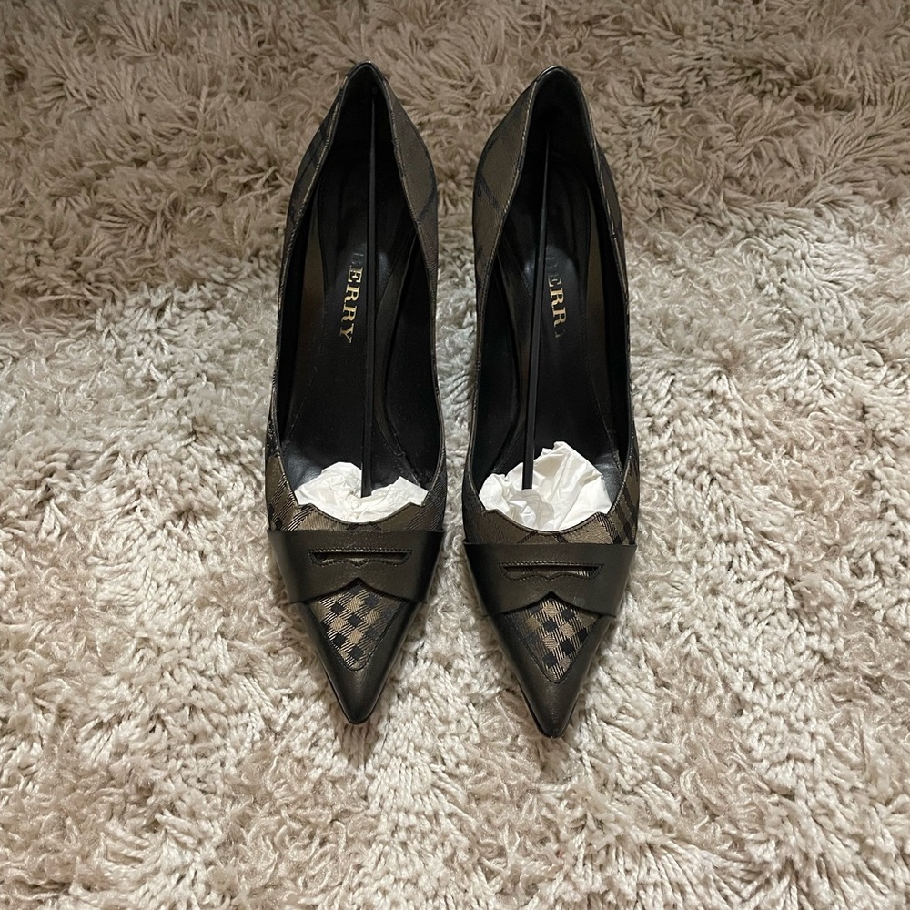 Gently used sized 40 1/2. No scuffs or damage to fabric or leather. Normal wear